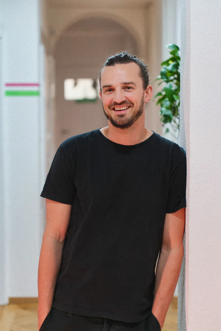 Fritz Lösel, Heilpraktiker für Psychotherapie, lächelnd in seiner Praxis in Fürth