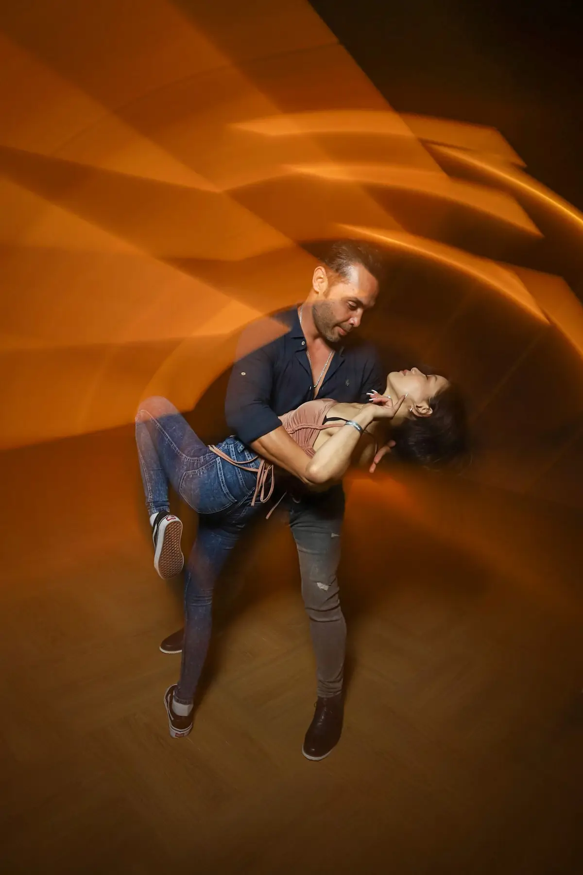 Clase de bachata: figura en pareja con la profesora