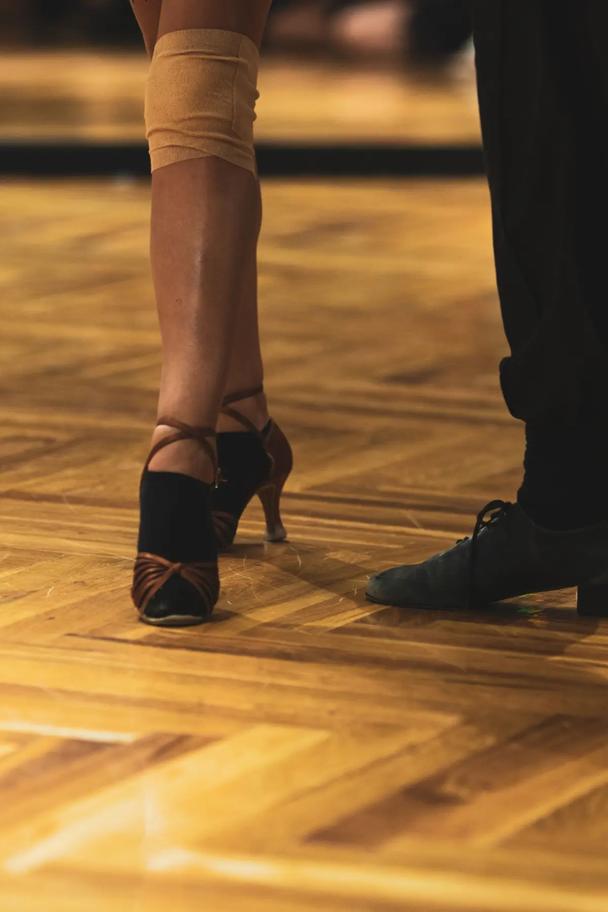 Ondulación de bachata sensual en el salón principal