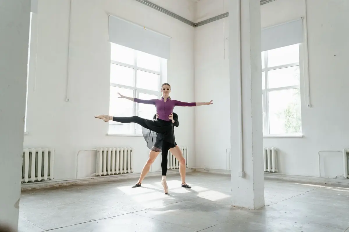 Bailarina en una línea de danza contemporánea