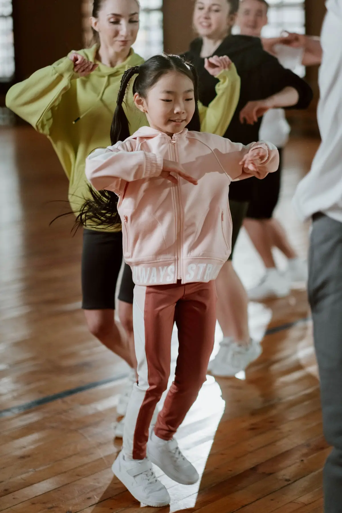 Niños y niñas aprendiendo coreografía en clase infantil