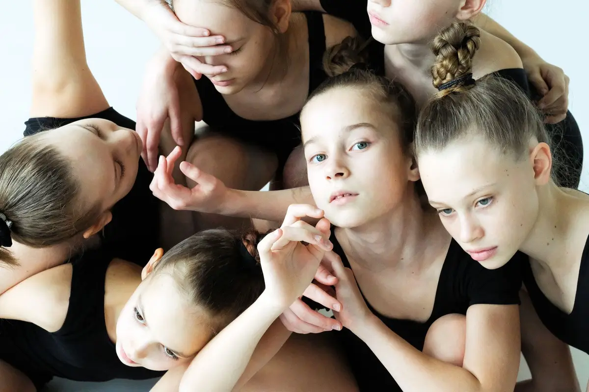 Grupo de estudiantes en clase de baile urbano